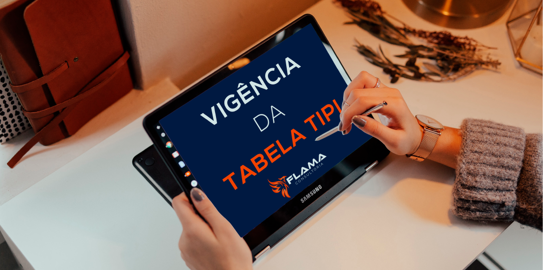 uma mulher usando um tablet samsung com a caneta e na tela do tablet esta escrito vigência da tabela tipi. Nova Tabela Tipi prevê redução de 35% em alíquota de IPI